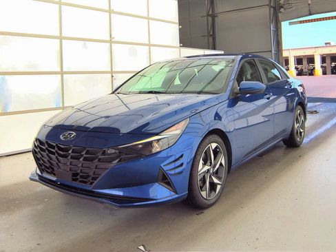 Used 2023 Hyundai Elantra SEL w/ Convenience Package FWD image 2