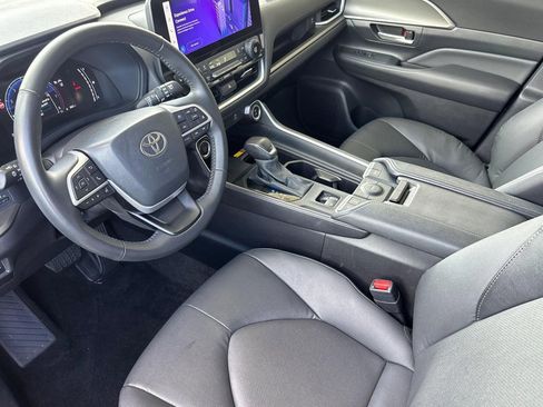 Used 2025 Toyota Grand Highlander FWD image 4