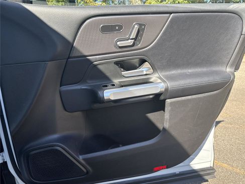 Used 2020 Mercedes-Benz GLB 250 GLB 250 image 23