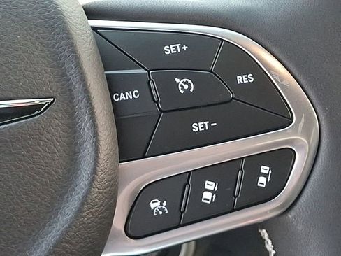 Used 2025 Chrysler Pacifica Select image 22