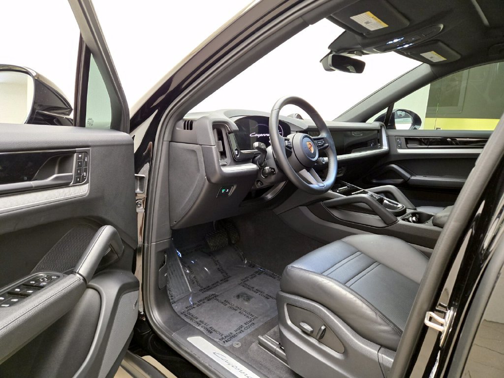 Used 2024 Porsche Cayenne Coupe AWD/4WD image 16
