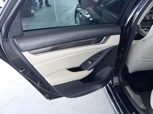 Used 2018 Honda Accord Touring image 30
