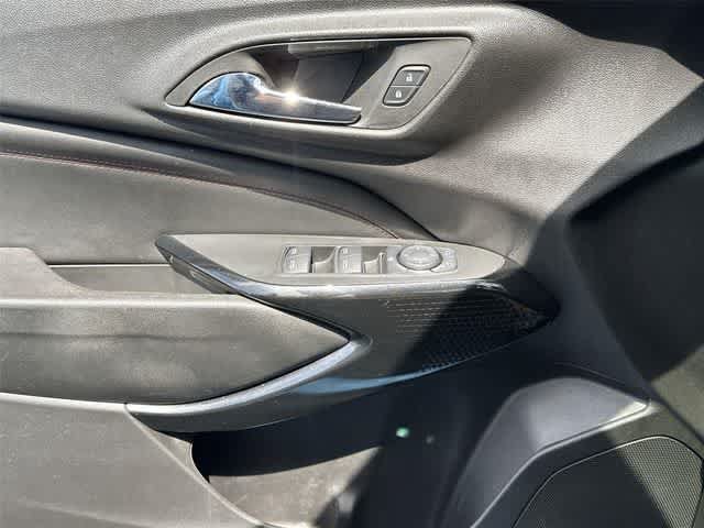 Used 2025 Chevrolet Trax RS w/ Sunroof Package FWD image 19