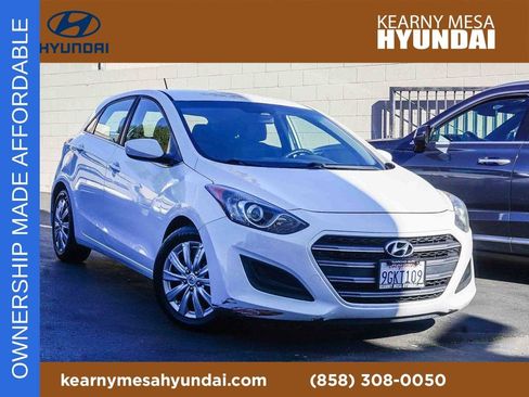 Used 2017 Hyundai Elantra GT image 1