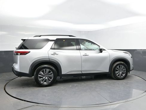 Used 2024 Nissan Pathfinder SV FWD image 8