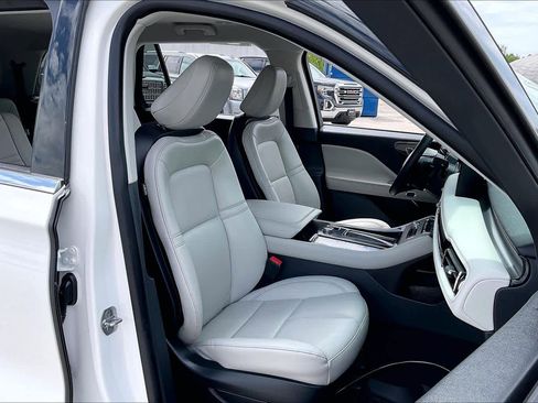 Used 2026 Lincoln Aviator 2WD image 9
