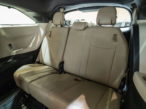 Used 2022 Toyota Sienna Limited image 41