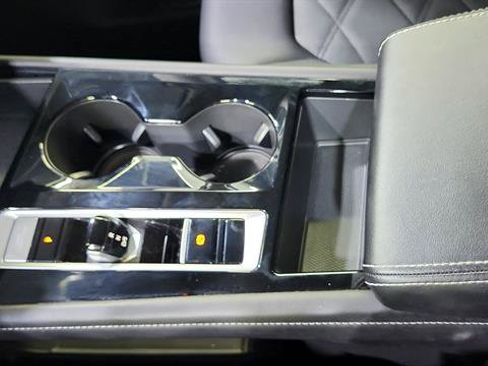 Used 2025 Volkswagen Atlas SE FWD image 16