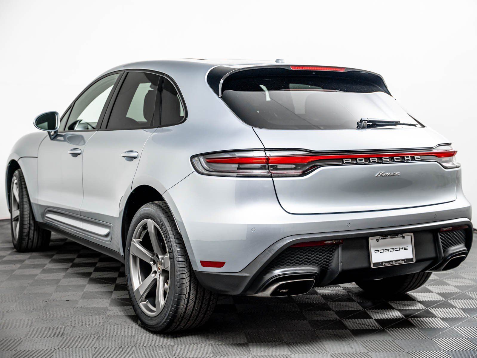 Certified 2023 Porsche Macan AWD/4WD image 3