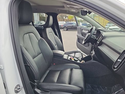 Used 2025 Volvo XC40 B5 Plus AWD/4WD image 13