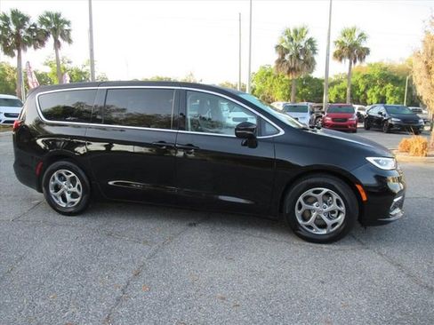 Used 2024 Chrysler Pacifica Limited image 2
