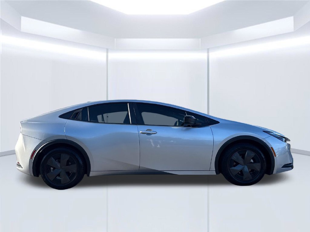Used 2024 Toyota Prius LE FWD image 2