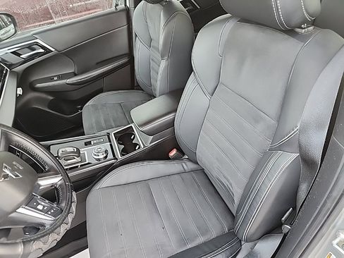 Used 2022 Mitsubishi Outlander SE image 4