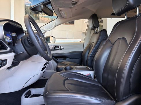 Used 2023 Chrysler Pacifica Touring-L FWD image 15