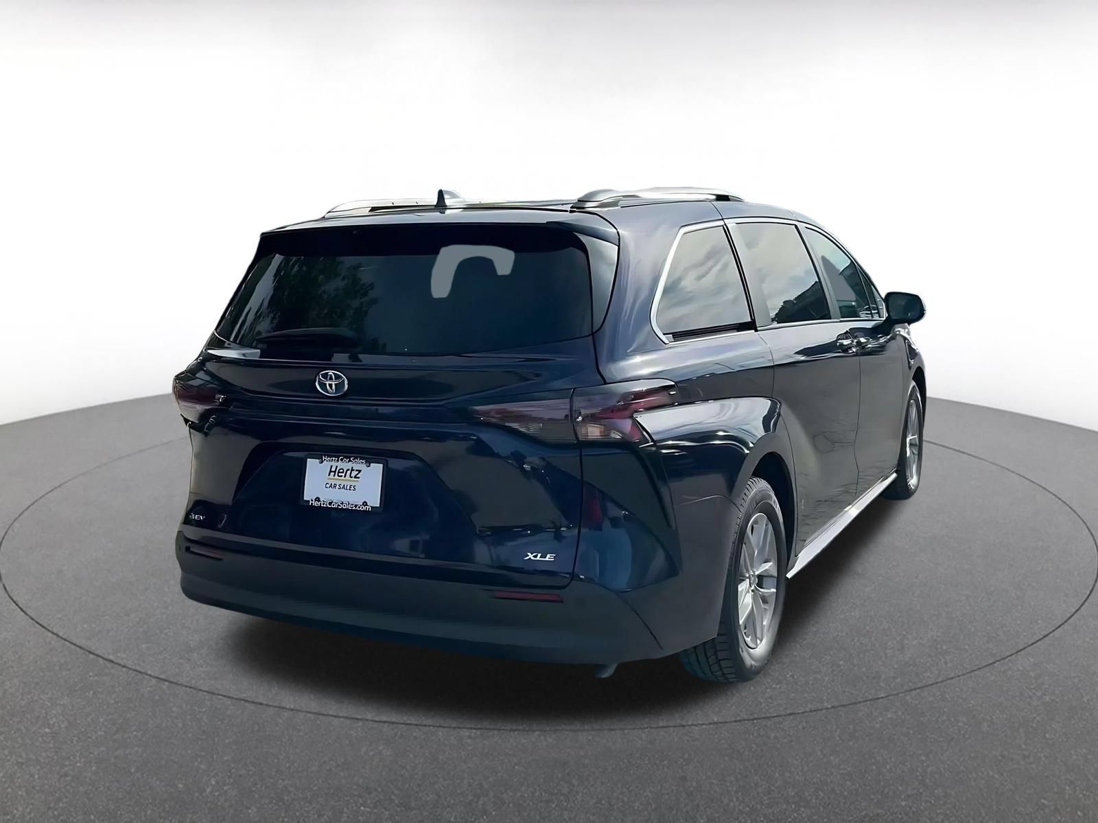 Used 2025 Toyota Sienna XLE FWD image 13