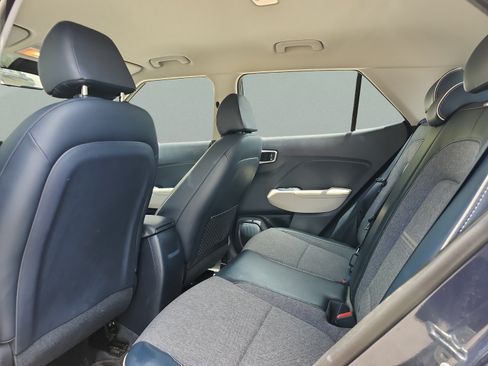 Used 2020 Hyundai Venue FWD image 17