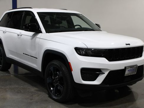 Used 2022 Jeep Grand Cherokee Altitude image 2