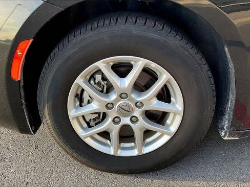 Used 2023 Chrysler Voyager LX image 5