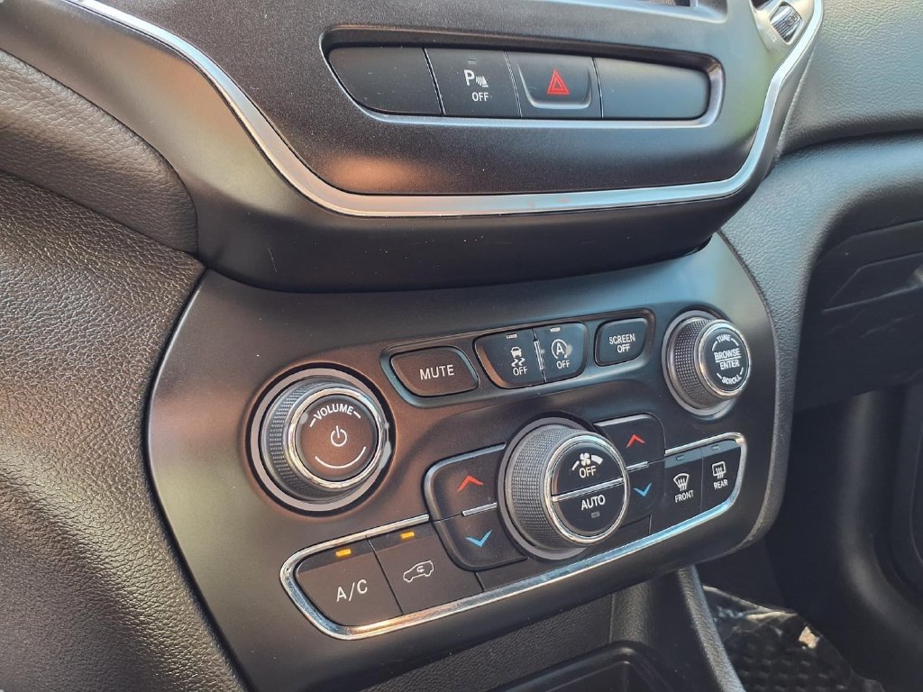 Used 2019 Jeep Cherokee Trailhawk w/ Comfort/Convenience Group AWD/4WD image 9