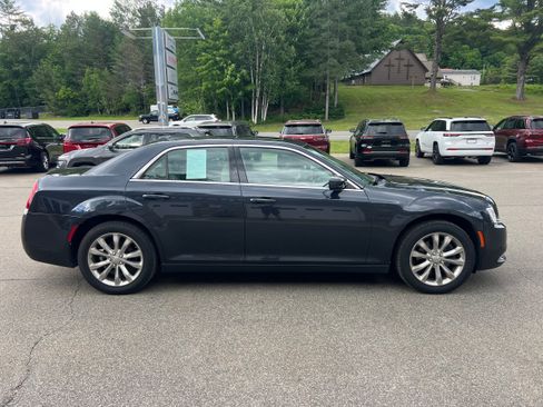 Used 2019 Chrysler 300 Touring L w/ Quick Order Package 22F AWD/4WD image 4