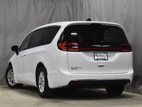 Certified 2025 Chrysler Pacifica Select image 2