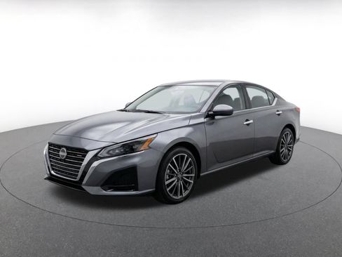 Used 2025 Nissan Altima 2.5 SV FWD image 3