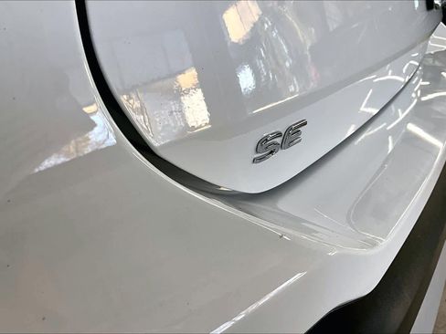 Used 2025 Volkswagen Tiguan SE w/ Panoramic Sunroof Package image 10