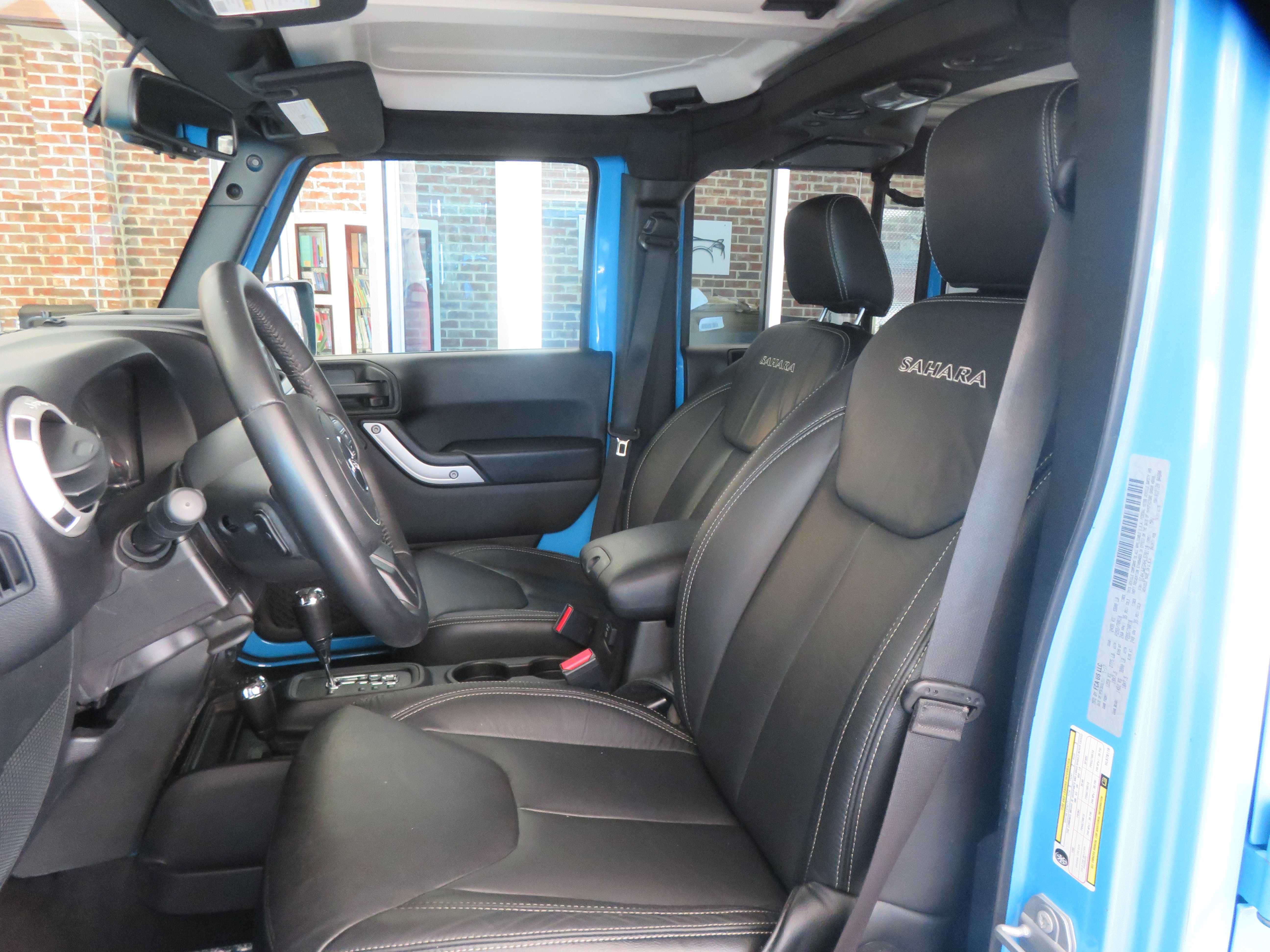 Used 2017 Jeep Wrangler Unlimited Sahara w/ Dual Top Group AWD/4WD image 15