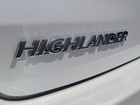 Used 2018 Toyota Highlander Plus w/ Carpet Mat Package (TMS) FWD image 7