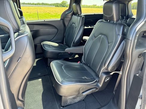 Used 2025 Chrysler Pacifica Limited FWD image 22