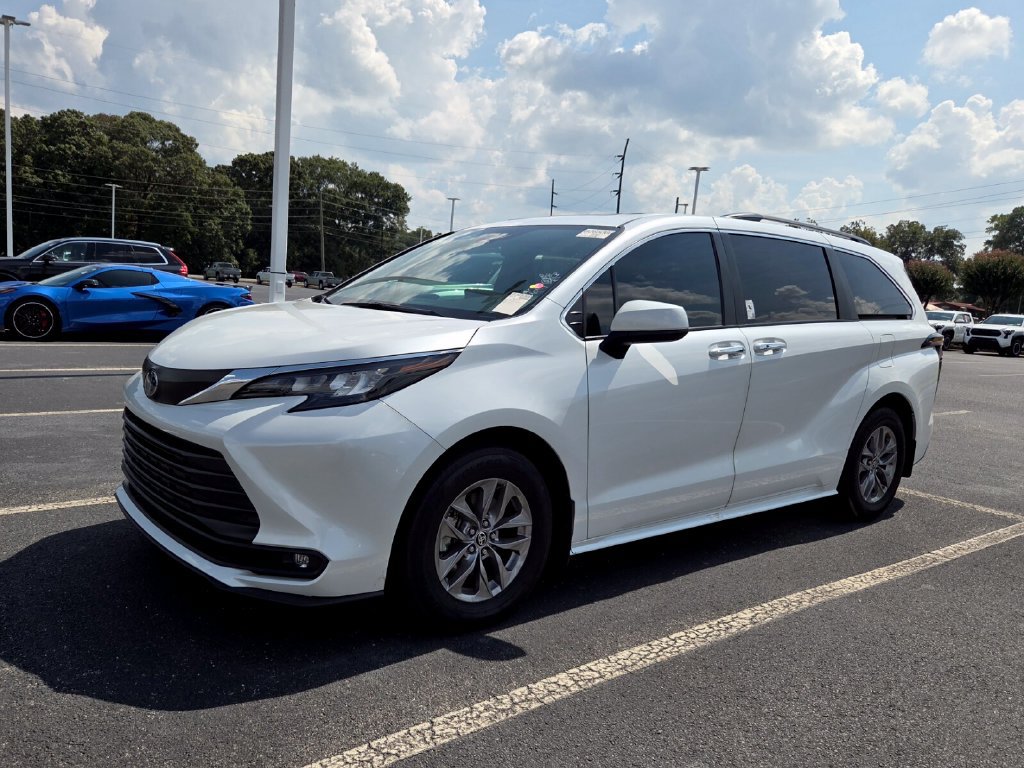 Used 2025 Toyota Sienna XLE w/ XLE Plus Package FWD image 3