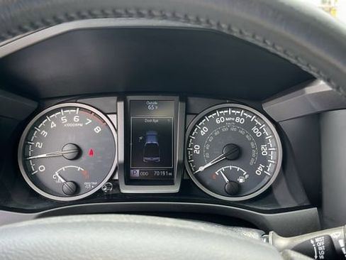 Certified 2017 Toyota Tacoma TRD Off-Road AWD/4WD image 14