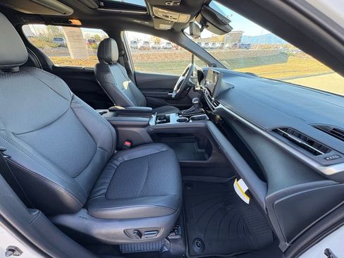 Used 2025 Toyota Sienna Platinum image 31