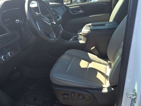 Used 2022 GMC Yukon SLT w/ SLT Premium Package image 3