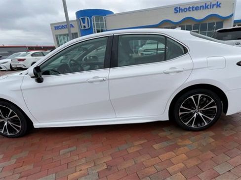 Used 2019 Toyota Camry L image 7