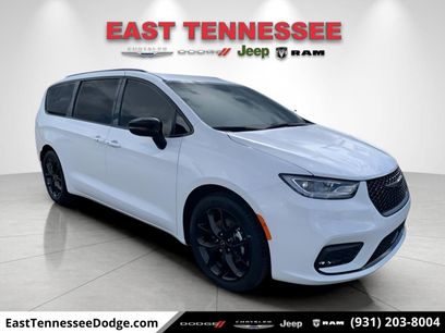 New 2026 Chrysler Pacifica Limited w/ Uconnect Theater Family Group