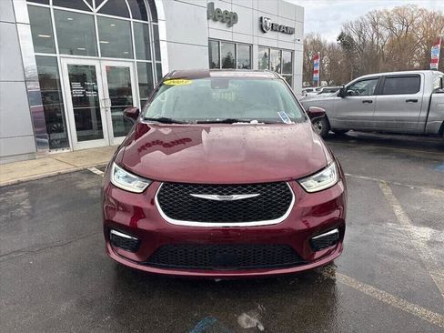 Used 2023 Chrysler Pacifica Touring-L w/ Uconnect Theater Family Group image 8