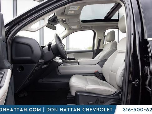 Used 2025 Ford Expedition Active AWD/4WD image 3
