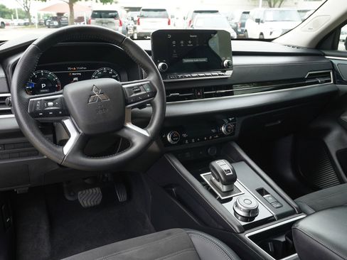 Used 2024 Mitsubishi Outlander SE FWD image 14