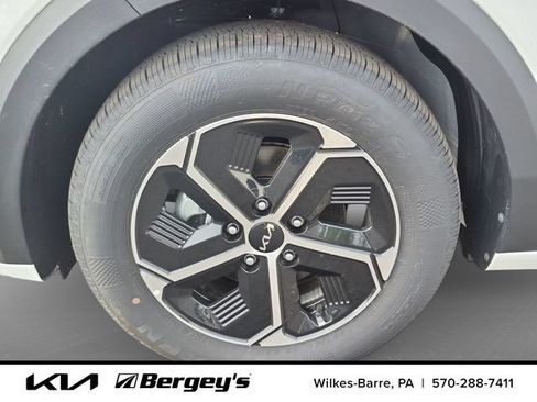 Certified 2025 Kia Niro EX w/ EX Cold Weather Package FWD image 11