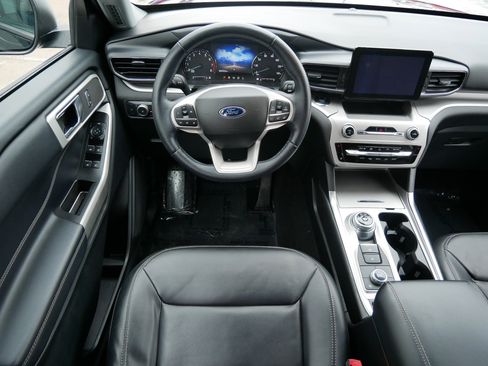 Used 2022 Ford Explorer XLT w/ Equipment Group 202A image 10
