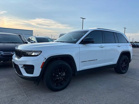 Used 2024 Jeep Grand Cherokee Altitude RWD image 4
