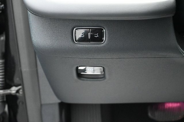 Certified 2025 Lincoln Navigator Reserve AWD/4WD image 11