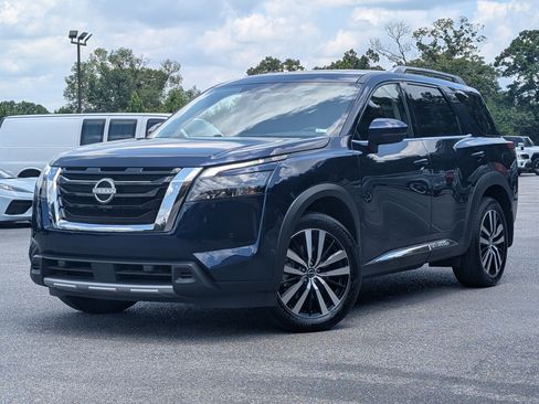 Used 2025 Nissan Pathfinder Platinum w/ Cargo Package FWD image 4