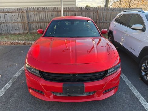 Used 2017 Dodge Charger SXT image 2