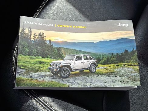 Used 2023 Jeep Wrangler Unlimited Sahara image 25