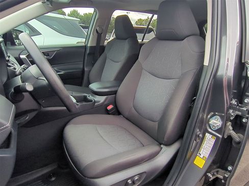 Used 2022 Toyota RAV4 XLE w/ Convenience Package image 11