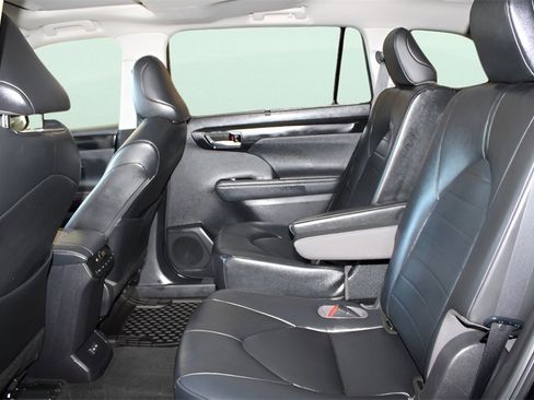 Used 2023 Toyota Highlander L image 17