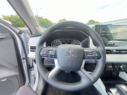 New 2025 Mitsubishi Outlander SE image 14