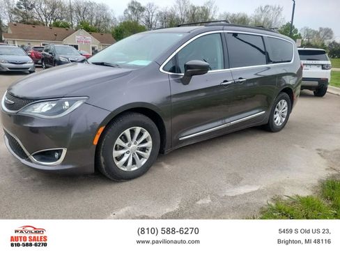 Used 2017 Chrysler Pacifica Touring-L FWD image 1